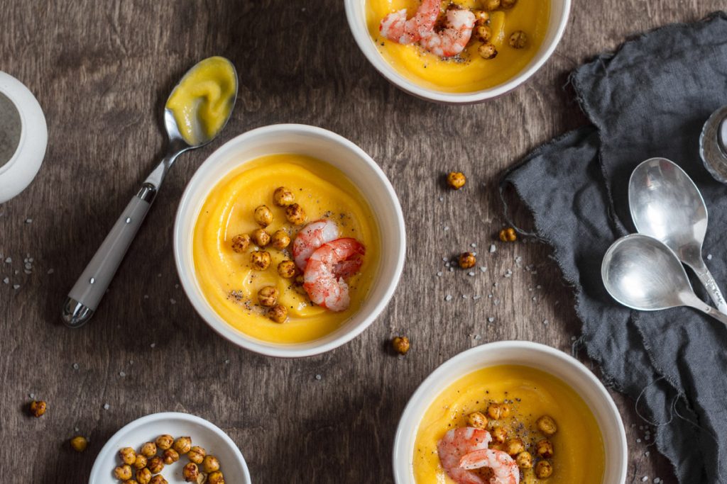 Crema di ceci alla curcuma e gamberi con prosciutto