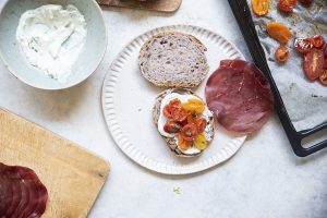 Panino con bresaola ricotta al basilico e pomodori confit bresaola