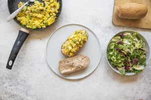 Panino con uova strapazzate alle zucchine e insalate frittata