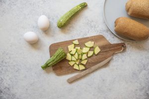 Panino con uova strapazzate alle zucchine e insalate zucchine