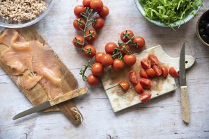 insalata di farro salmone pomodorini