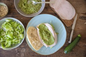 panino con pesto di zucchine fesa di tacchino arrosto e lattughino pane