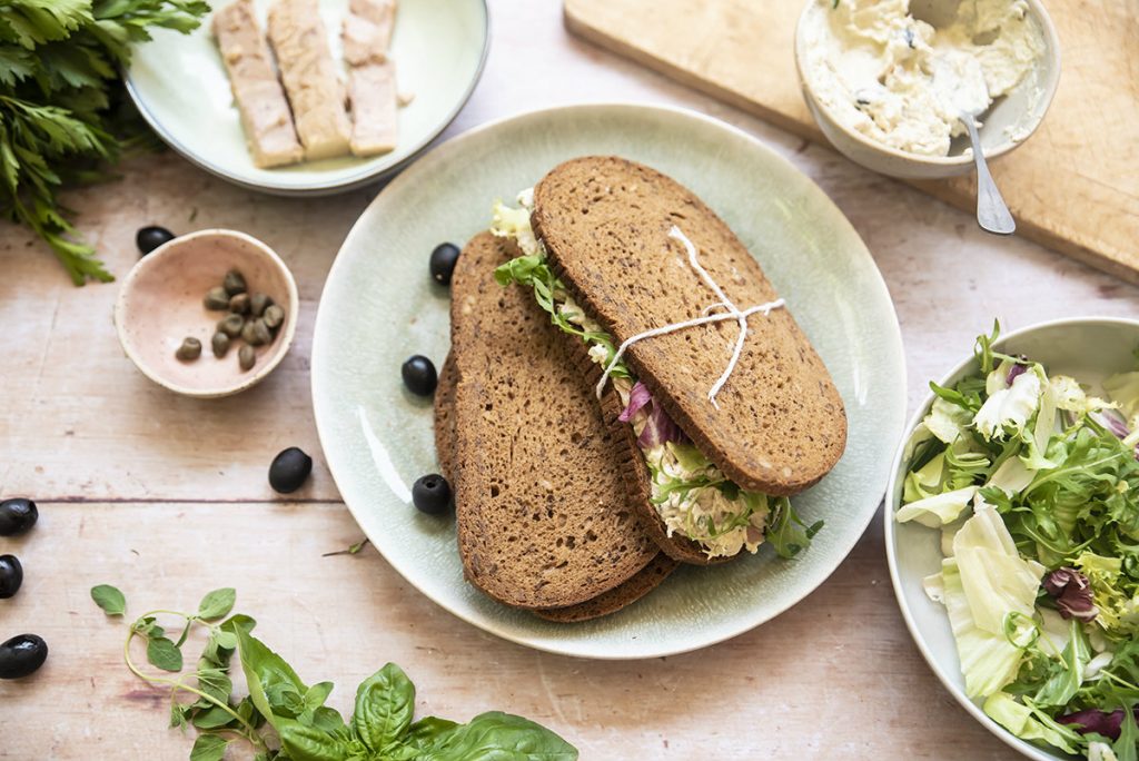 Panino con mousse di tonno e robiola, capperi, olive e insalate