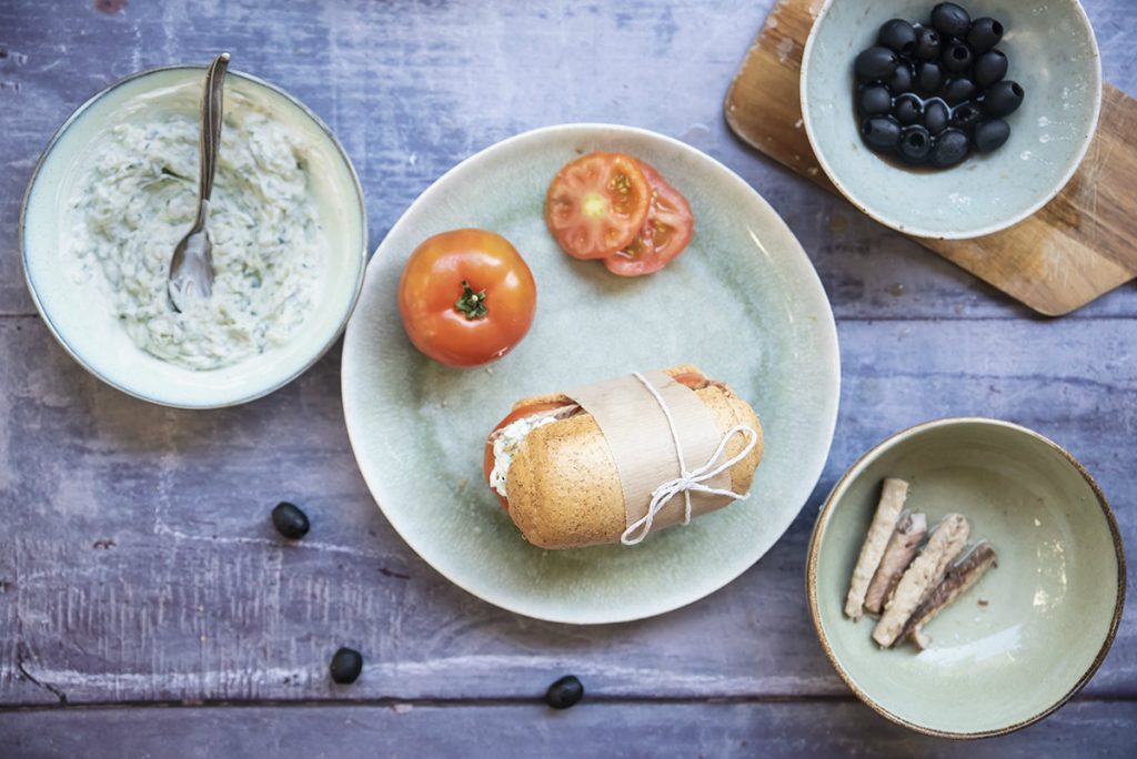 Ricette e cibi crudi quando fa caldo: panino con tzatziki, sgombro, olive nere e pomodoro