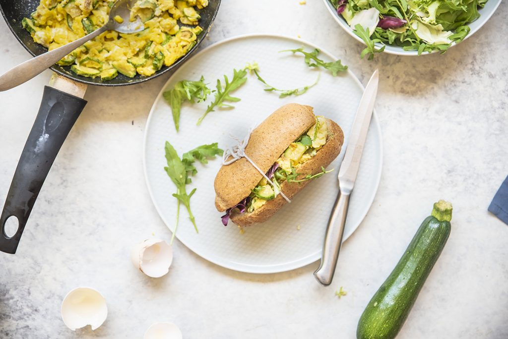 panino con uova strapazzate alle zucchine