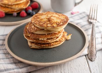 piatto tondo scuro con alcuni pancake uno sopra l'altro