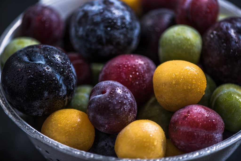 Prugne e susine di vari colori in una ciotola