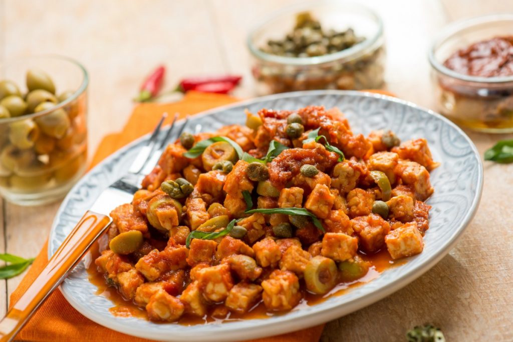 un piatto con tempeh a cubetti al sugo