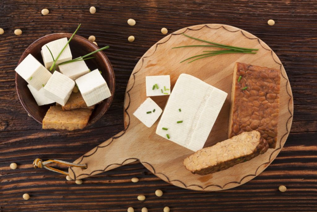 base di legno con manico e pezzi di tempeh, ciotola con tempeh a pezzi