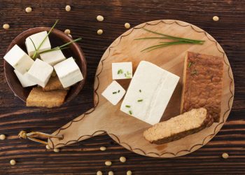 base di legno con manico e pezzi di tempeh, ciotola con tempeh a pezzi