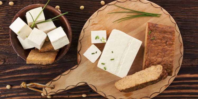 base di legno con manico e pezzi di tempeh, ciotola con tempeh a pezzi