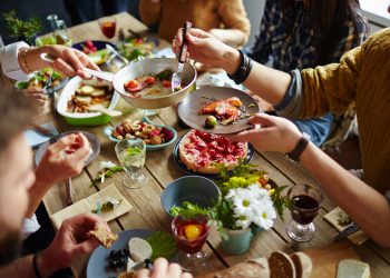 Mangiare tanto la sera fa male alla salute del cuore