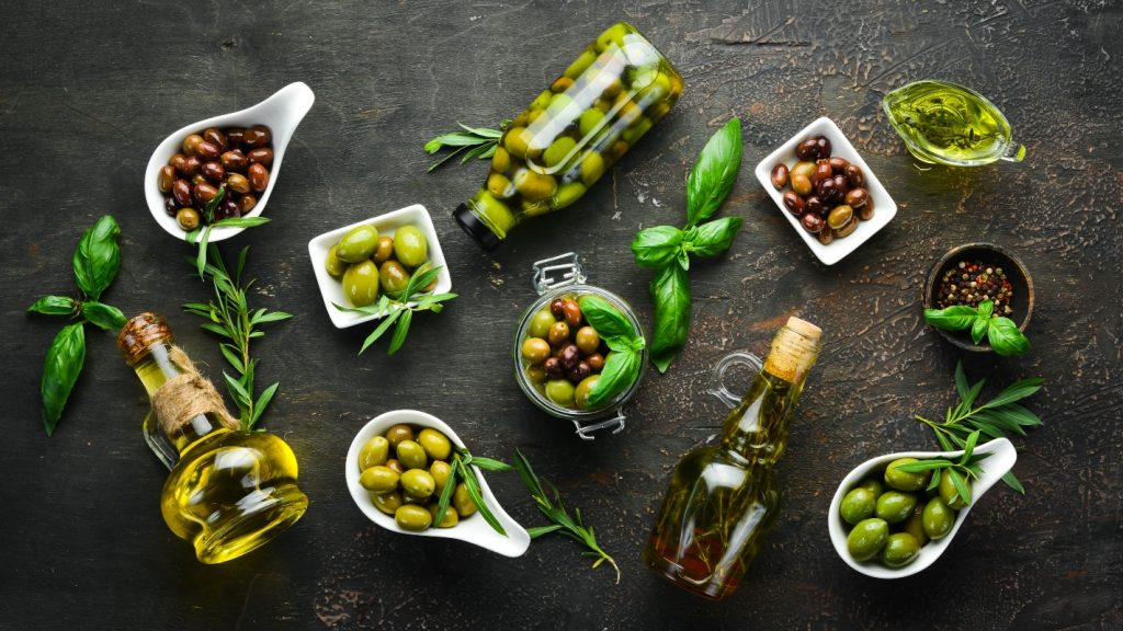 Delle ciotole di diverse forme che contengono diversi tipi di olive