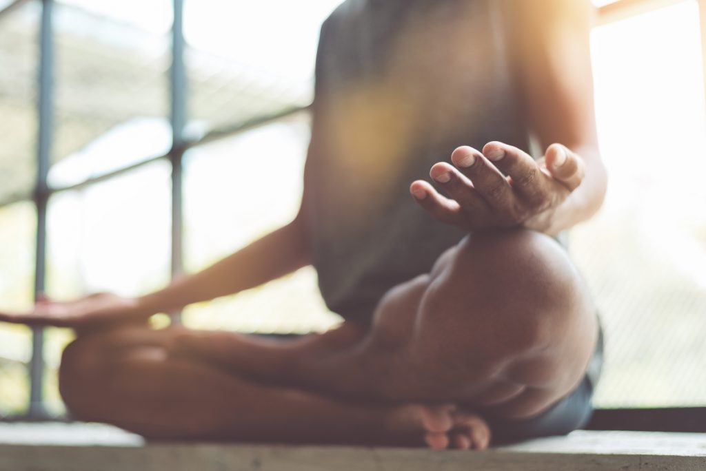 un uomo che medita nella posizione yoga del loto