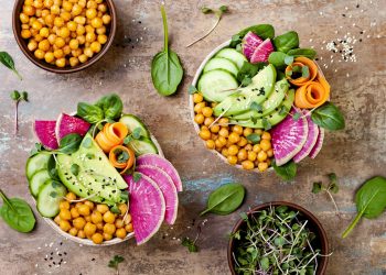 Bowl, il piatto unico in ciotola: ingredienti, come prepararla, proprietà nutrizionali, consigli per inserirla nella tua alimentazione e due ricette