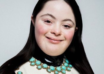 Ellie Goldstein, una bellezza non convenzionale per Gucci: la modella con sindrome di Down nuovo testimonial beauty