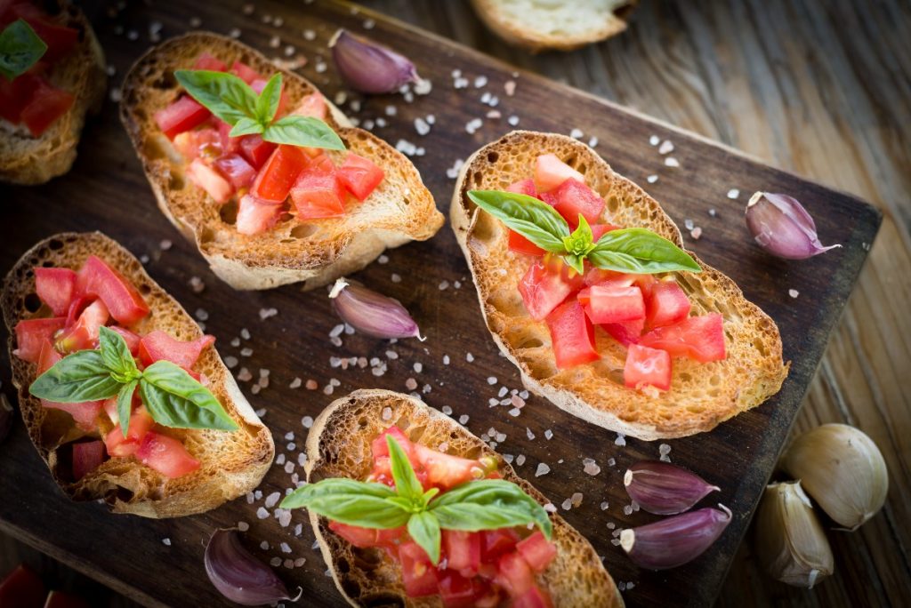 bruschette al pomodoro e basilico e spicchio di aglio