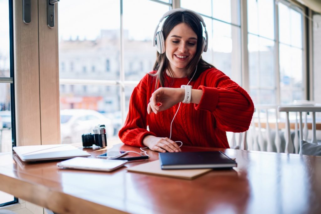 una giovane donna che guarda il suo smartwatch