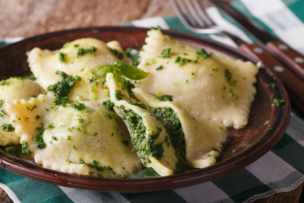 piatto marrone con ravioli ricotta e spinaci