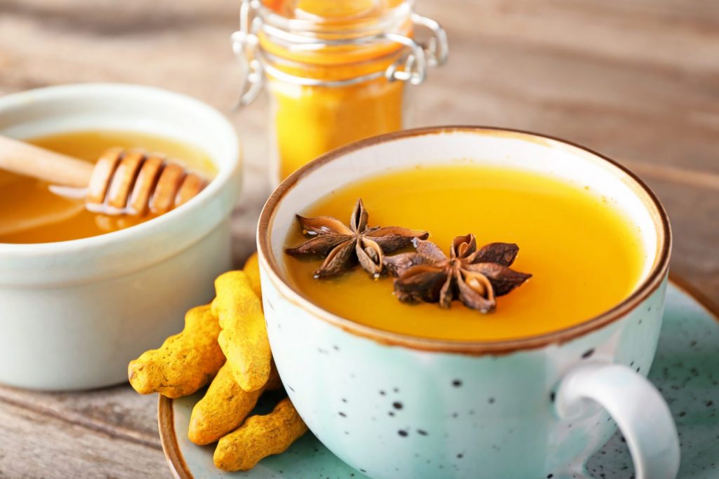 una tisana con curcuma e miele come antinfiammatori naturali