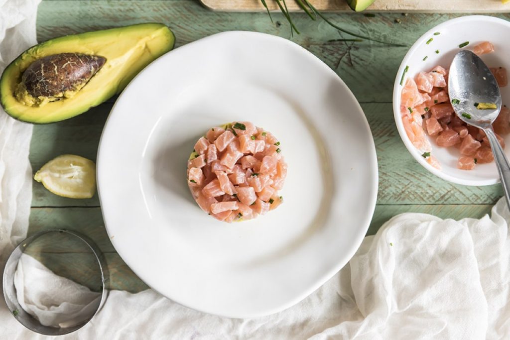 piatto con tartare di salmone e avocado