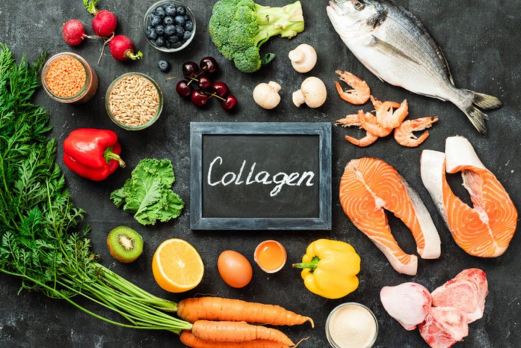 alcuni alimenti ricchi di collagene su un tavolo con al centro la scritta collagen