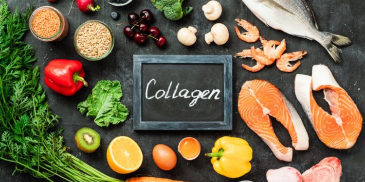 alcuni alimenti ricchi di collagene su un tavolo con al centro la scritta collagen