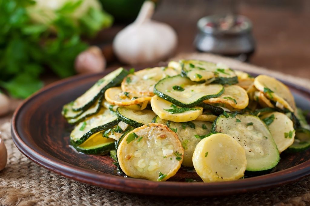 un piatto con zucchine e patate a fette rotonde