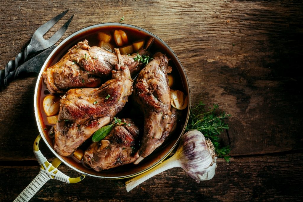 Un tegamino con carne di coniglio