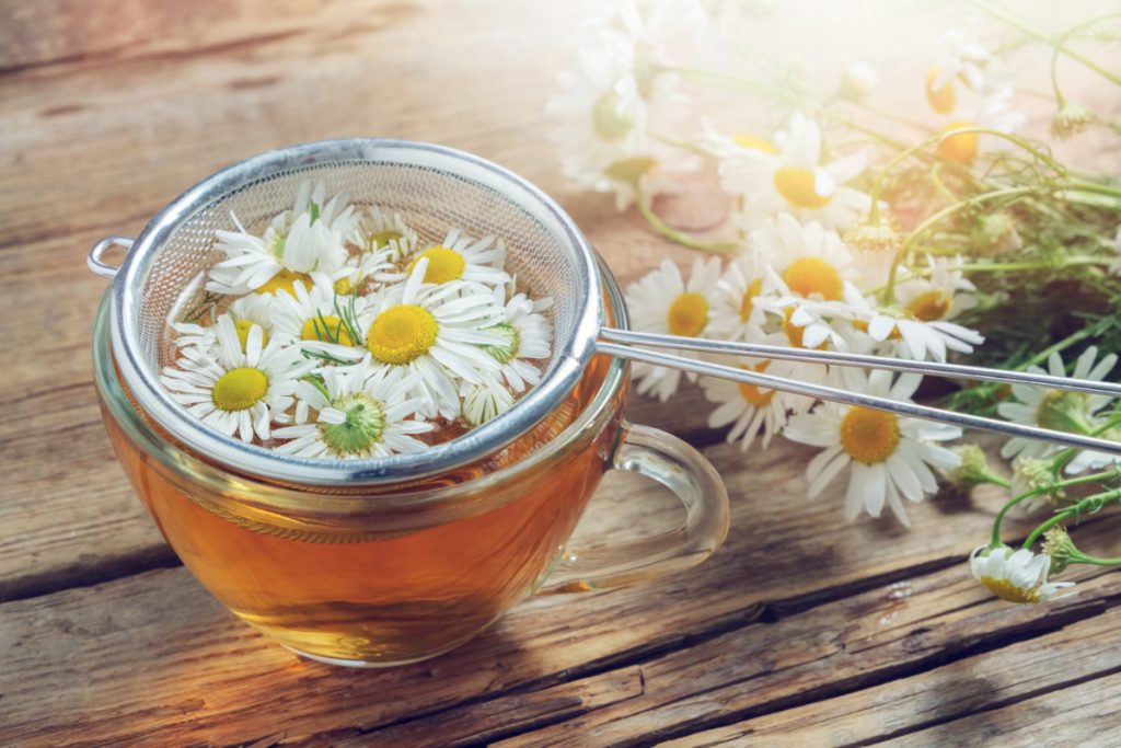 Una tazza di camomilla con i fiori in infusione