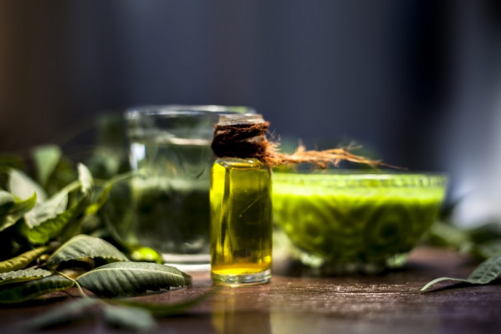 olio di neem: che cos'è, proprietà, benefici, usi e controindicazioni