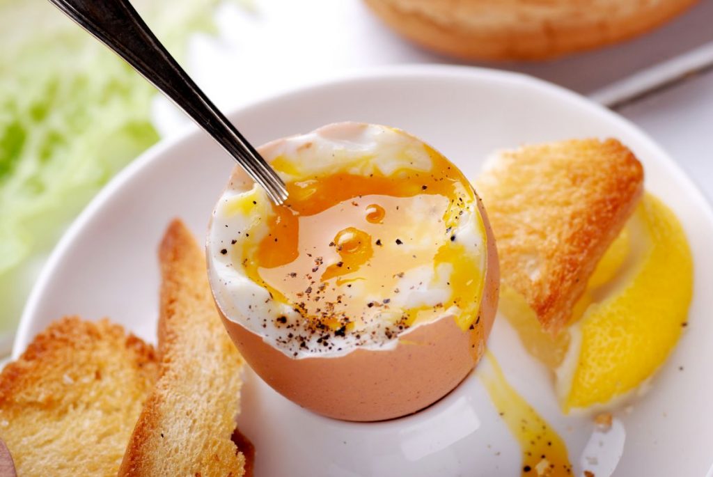 Uovo alla coque: delizioso a colazione e nel brunch