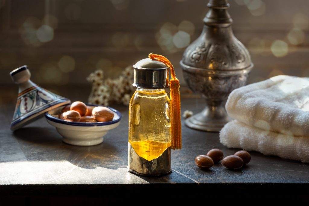 una boccetta di olio di argan su un tavolo