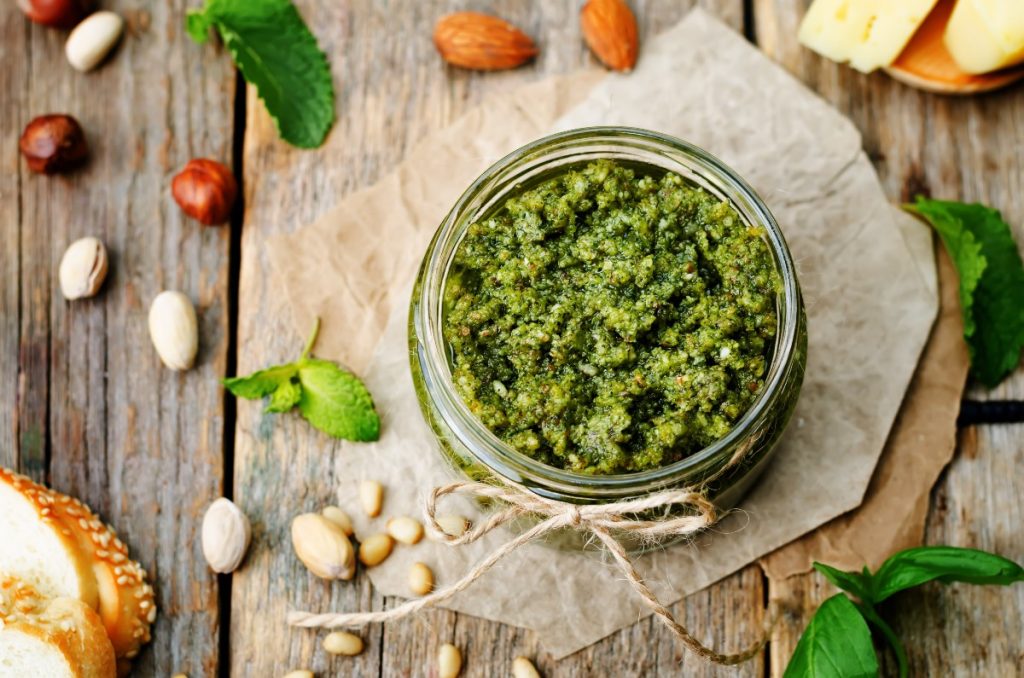 ciotola con pesto di menta e intorno gli ingredienti