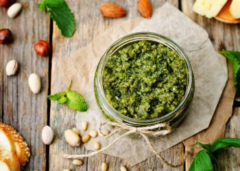 ciotola con pesto di menta e intorno gli ingredienti