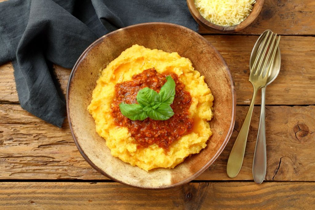 Un piatto colmo di polenta con il sugo