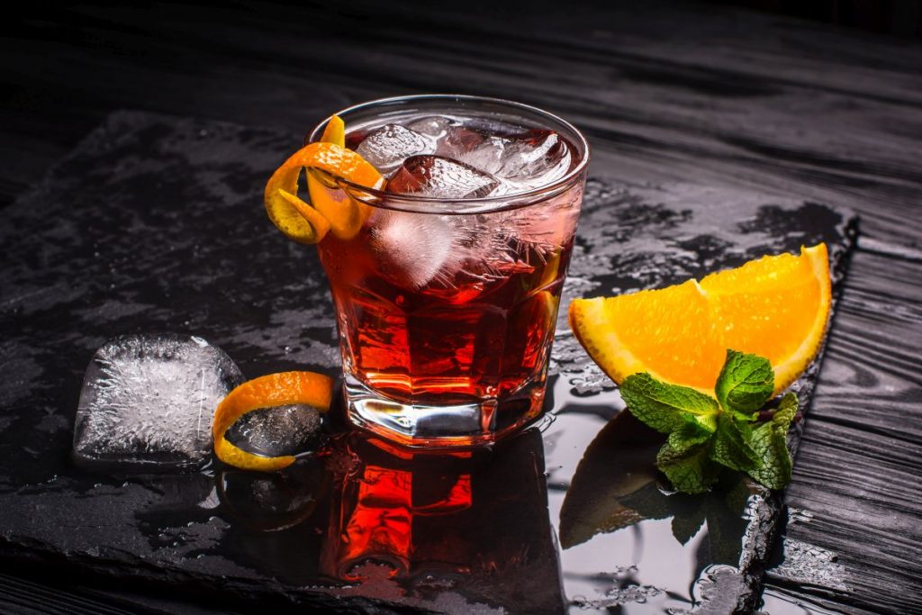 cocktail: un bicchiere di negroni con una fetta di arancia