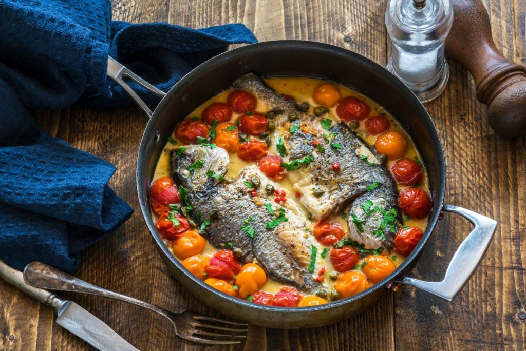 padella con manico con dentro due orate all'acqua pazza