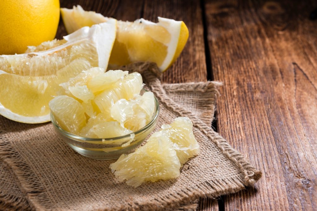 pomelo: cos'è, benefici, come sbucciarlo, valori nutrizionali e usi in cucina e in cosmesi