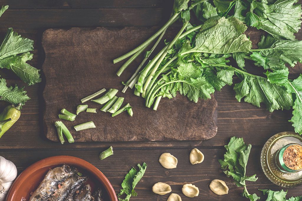 Un mazzetto di cime di rapa su un tagliere