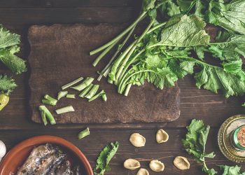 Un mazzetto di cime di rapa su un tagliere