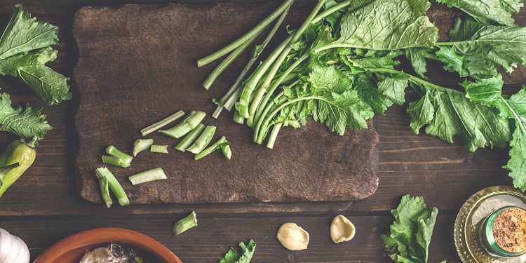 Un mazzetto di cime di rapa su un tagliere