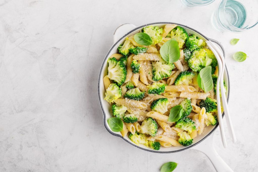 pasta con broccoli un primo della tradizione leggero e saporito