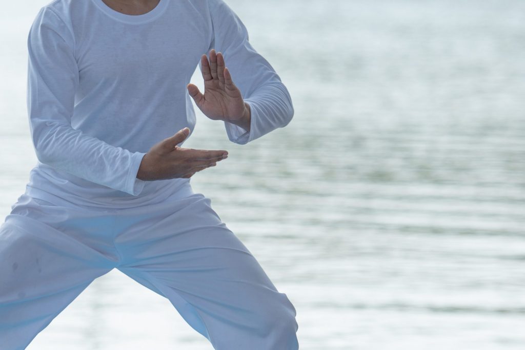 chi gong: che cos'è, come praticare, esercizi da fare a casa, benefici della disciplina, controinidicazioni