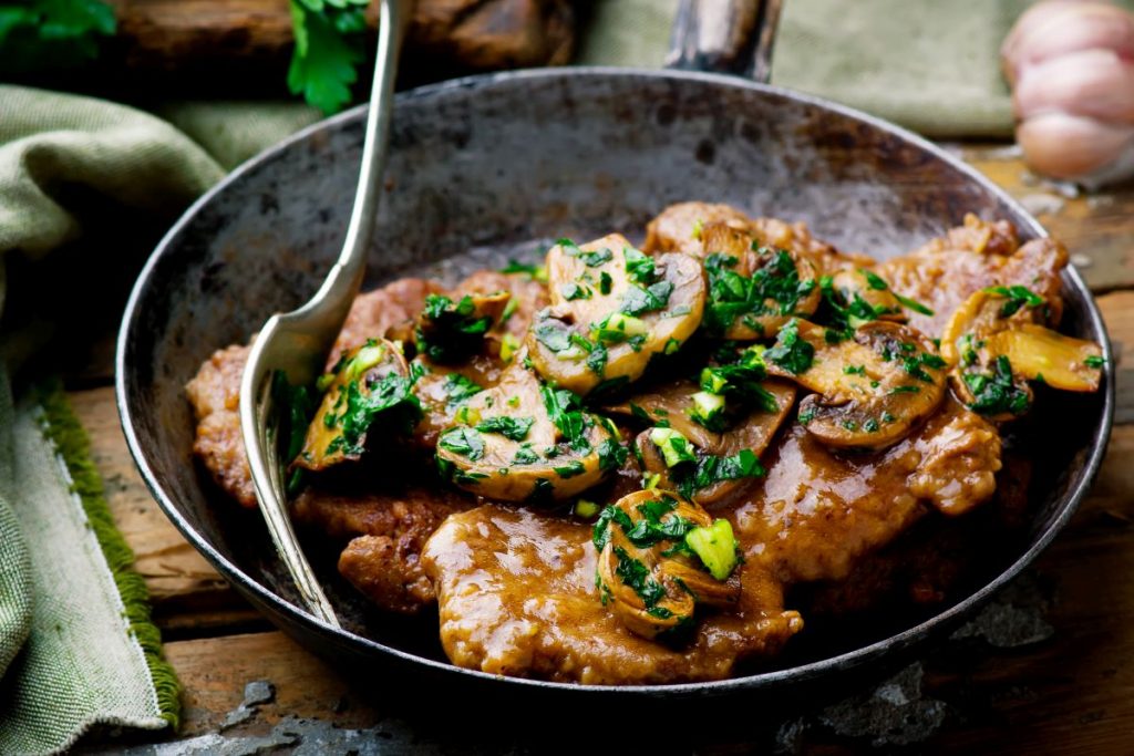 padella con le scaloppine ai funghi