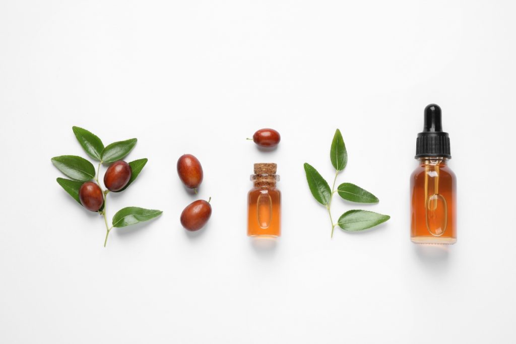 Olio di jojoba: che cos'è, proprietà e benefici, usi e la ricetta per farlo in casa