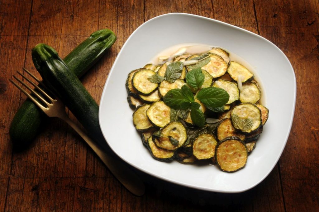 zucchine alla scapece, il tradizionale contorno napoletano