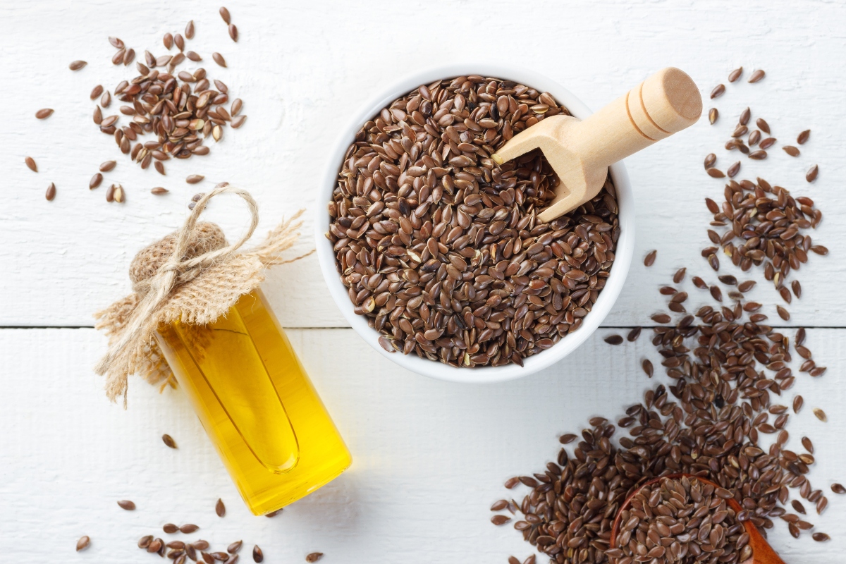 Olio di semi di lino: che cos'è, benefici, usi e controindicazioni