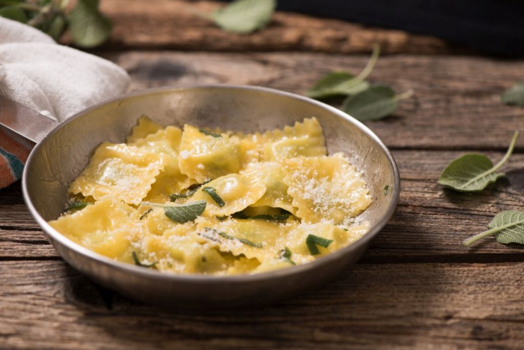 Pasta burro e salvia: ricetta tradizionale facilissima - Melarossa