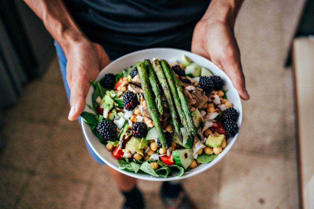 Dieta paleo: che cos'è, come funziona, alimenti vietati e alimenti concessi, esempio di menù, benefici e controindicazioni